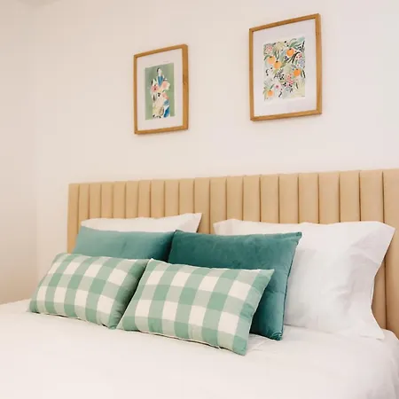 Alvarenga Apartments *