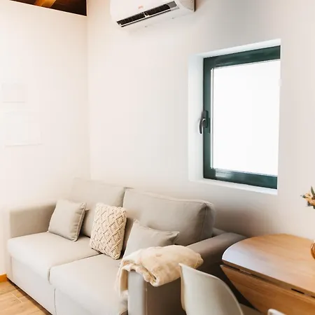 Alvarenga Apartments *